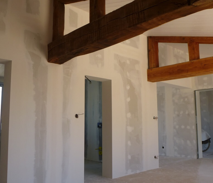 Rénovation en placo d’une maison à Barbâtre avec poutres apparentes
