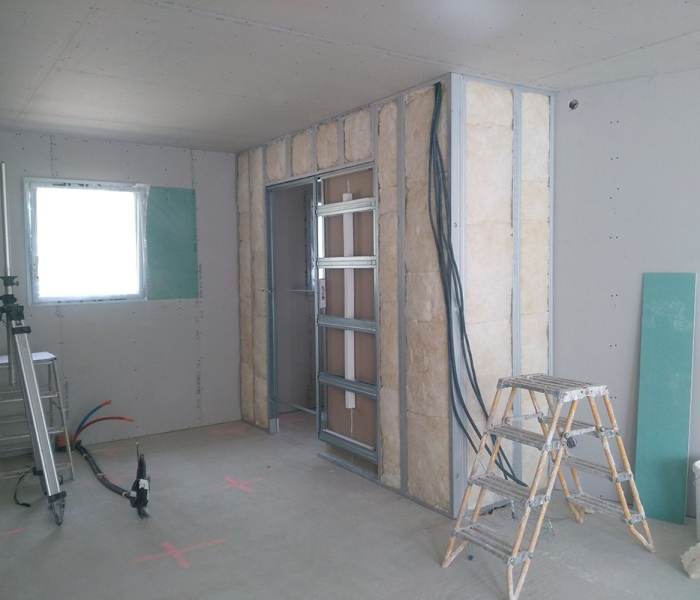 Incorporation d'un chassis éclisse dans une cloison de séparation placostil