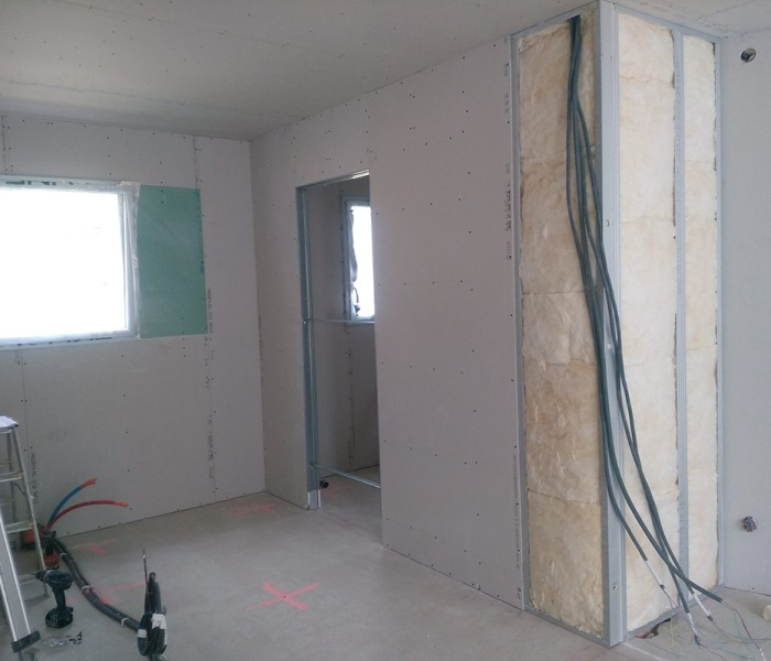 Incorporation d'un chassis éclisse dans une cloison de séparation placostil